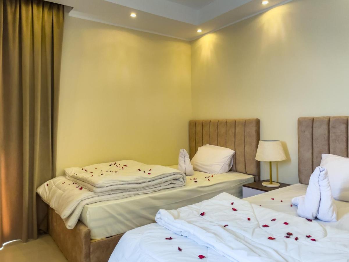 Jumeirah Pyramids View Inn Kafrat al Jabal Bagian luar foto