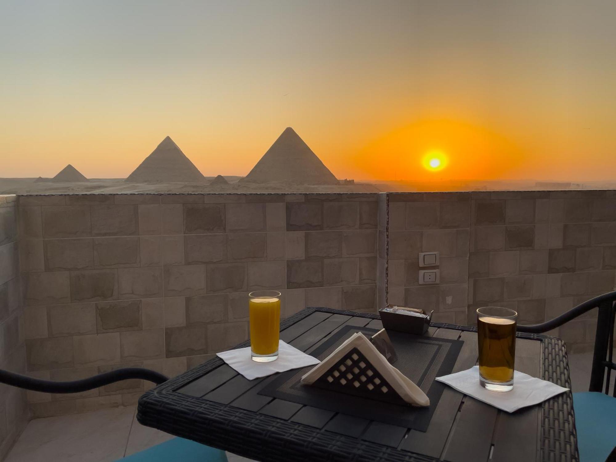 Jumeirah Pyramids View Inn Kafrat al Jabal Bagian luar foto