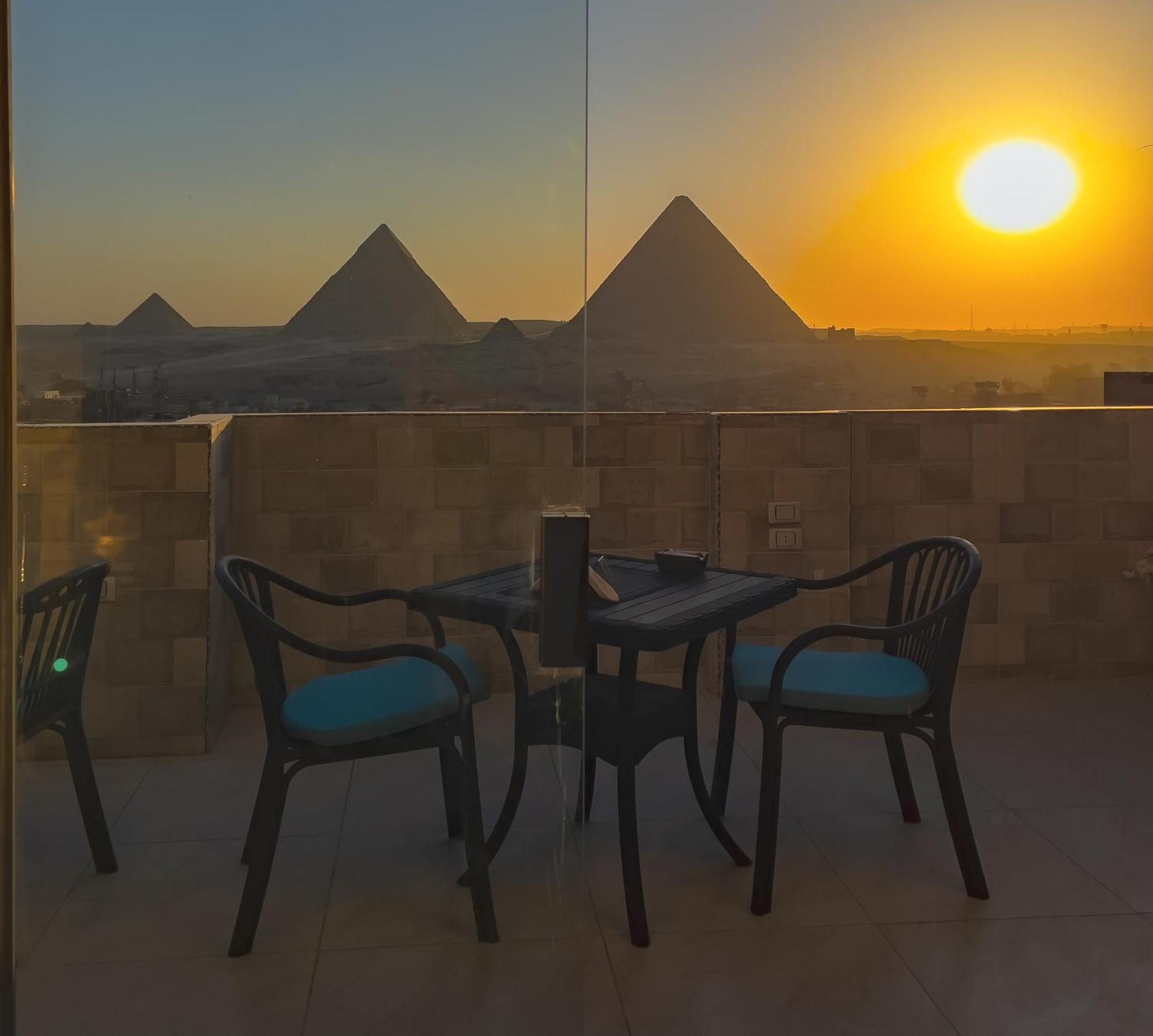 Jumeirah Pyramids View Inn Kafrat al Jabal Bagian luar foto