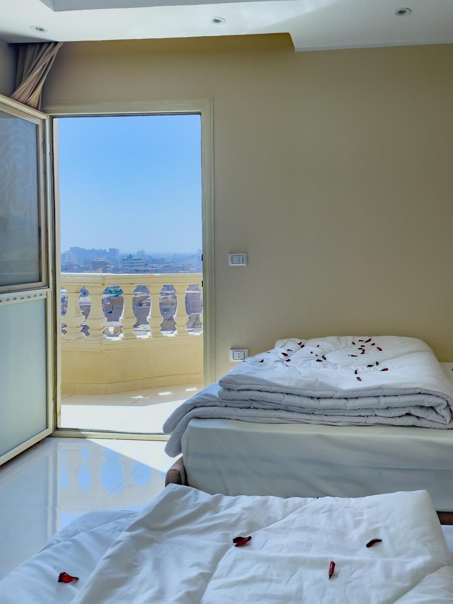 Jumeirah Pyramids View Inn Kafrat al Jabal Bagian luar foto